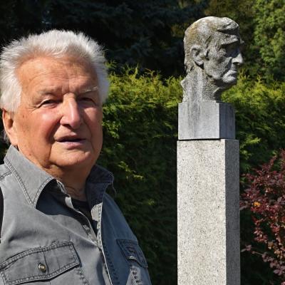 Karel Hudec s náhrobkem Jana Skácela