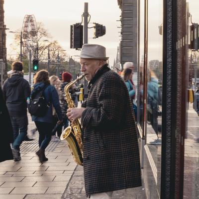 Jazzový saxofonista v Edinburghu