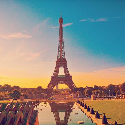 Slavná věž se tyčí v Paříži