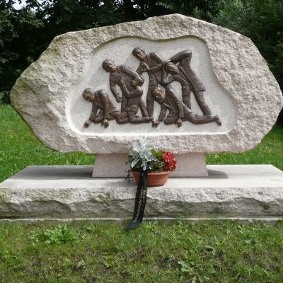Jeden z památníků obětem odsunu sudetských Němců v německé vsi Deutschneudorf.jpg