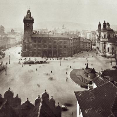Pohled z věže Týnského chrámu na Staroměstské náměstí s budovou radnice, chrámem sv. Mikuláše a pomníkem Mistra Jana Husa, 1932