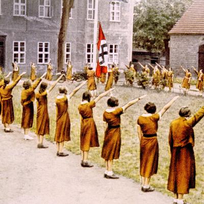 Dívky v internátu zdravící nacistickým pozdravem