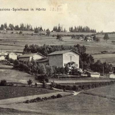 Hořice na Šumavě. Pašijové divadlo, nahoře budova pašijové restaurace, 1908