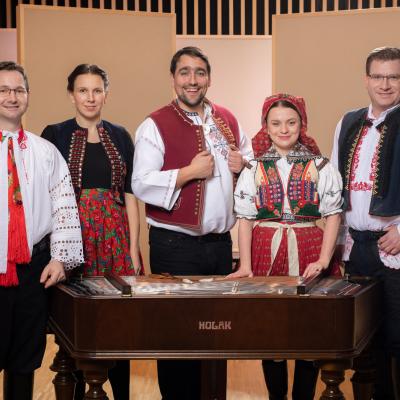 Folklorní redakce (zleva): Jan Kosík, Anežka Heinzlová, Jaroslav Kneisl, Marie Hvozdecká, Jan Káčer