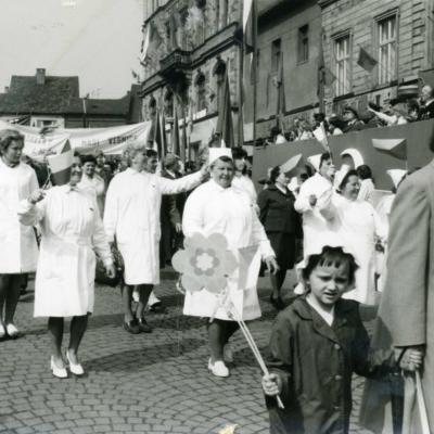 Prvomájový průvod v Roudnici nad Labem, uprostřed dobrovolné zdravotnice z Červeného kříže (oblastní spolek Přestavlky u Ústí nad Labem)