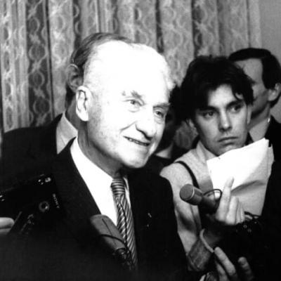 Tomáš Baťa mladší v obležení reportérů (15. 12. 1989).jpg