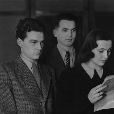 Ivan Blatný (zcela vlevo) u mikrofonu Českého rozhlasu, 2. 4. 1941
