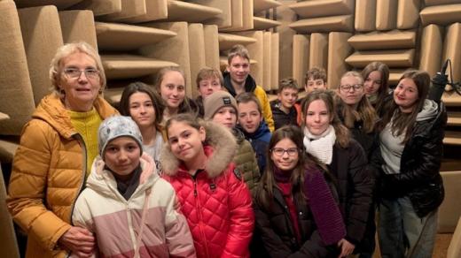 Žáci českobudějovické základní školy Máj II přinesli do Českého rozhlasu přáníčka pro Ježíškova vnoučata