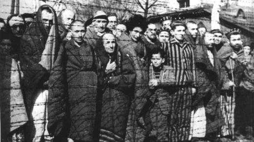 Vězni koncentračního tábora Osvětim po osvobození v roce 1945
