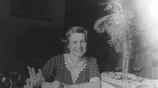 Irena Sendlerová v červenci 1949 v kanceláři oddělení sociální péče