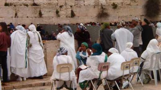 Ortodoxní židovky se modlí u Zdi nářků v Jeruzalémě