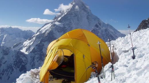 Třetí výškový tábor na Broad Peaku (v pozadí K2)