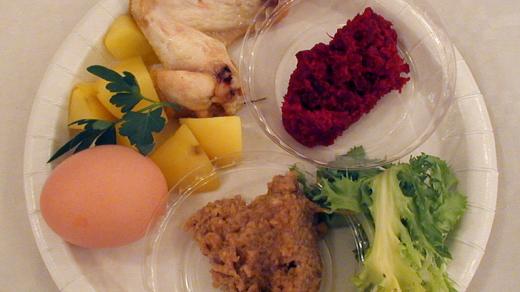 Sederový talíř se symbolickými pokrmy