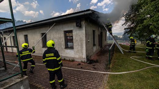 Požár poničil budovu s šatnami fotbalového klubu ve Voděradech