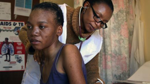 Lesotho, Scottova nemocnice. Spolupracovnice Lékařů bez hranic P. Lethola vyšetřuje pacientku s podezřením na TBC. "Je velmi důležité, abychom ještě předtím, než zahájíme léčbu HIV antiretrovirovými léky zjistili, zda není pacient také nakažen TBC."