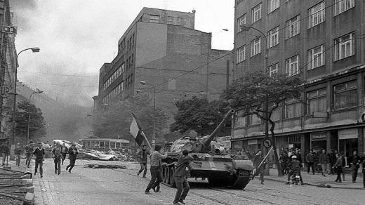 Lidé pokřikují na tank odjíždějící od Československého rozhlasu