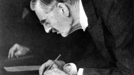 "Mír pro naši dobu." Chamberlain podepisuje mnichovskou dohodu, 30. září 1938 /  "Peace for our time." Chamberlain signs the Munich Agreement, September 30, 1938
