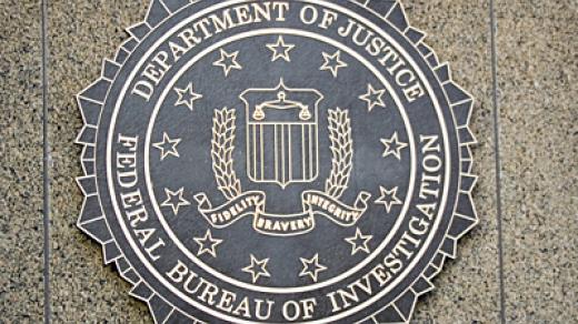Pečeť na zdi budovy FBI ve Washingtonu