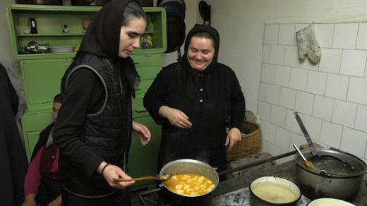 Pravoslavné sestry v Rumunsku připravují postní jídlo