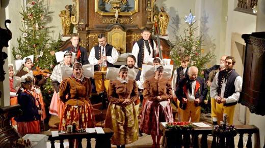 Folklorní soubor Jiskra hraje české koledy