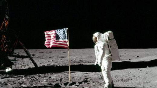 Buzz Aldrin a vlajka USA na Měsíci