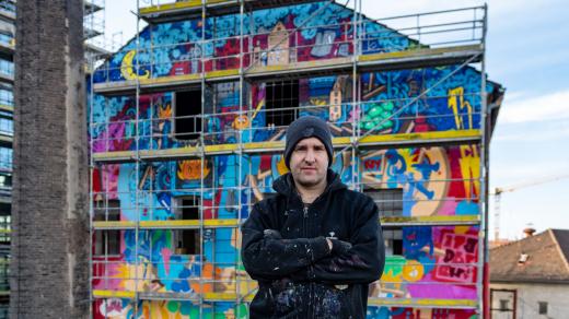 Před halou u letiště Michal Škapa výtvarně pojal budovu Vlněny Brno