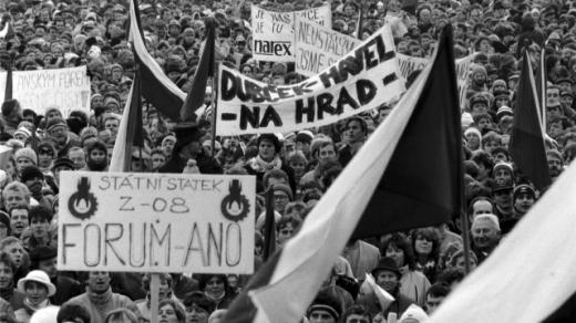 26. 11. 1989 se přes půl milionu občanů sešlo na Letenské pláni, aby podpořili program OF.