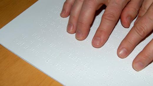 Čtení Braillova písma