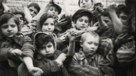 Děti v Osvětimi na dobové fotografii