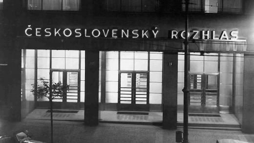 Vchod do budovy Českého rozhlasu při večerním osvětlení. Září 1936.