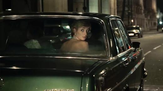 Elizabeth Debicki jako princezna Diana v seriálu Koruna (The Crown, Netflix, 2022)