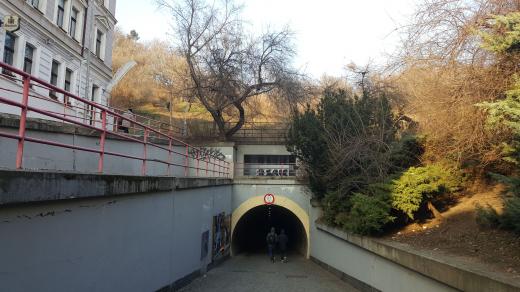 Žižkovský tunel vede pod vrchem Vítkov