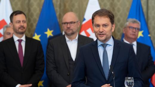 Slovenský ministr financí Igor Matovič, vzadu zleva premiér Eduard Heger a ministr hospodářství Richard Sulík