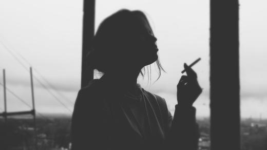 žena s cigaretou, smutek, výčitky, cigareta