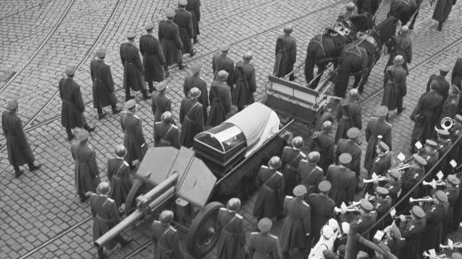 Pohřeb Klementa Gottwalda, průvod s lafetou na Václavském náměstí 19. března 1953