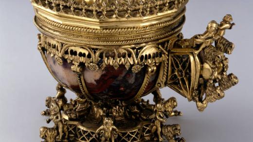 Rozpustilá erotika: královská nádoba s jedenáctihranným víkem, kamenořez: Praha, 1350–1375; Praha nebo střední Evropa, konec 14. století  jaspis, ametyst, křemen (brekcie), pozlacené stříbro