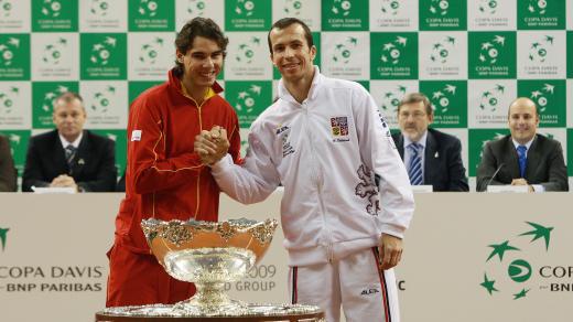 Rafael Nadal a Radek Štěpánek se v roce 2009 střetli ve finále Davis Cupu