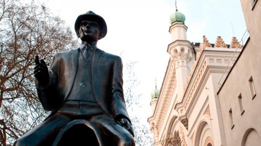Socha Franze Kafky u Španělské synagogy v Praze