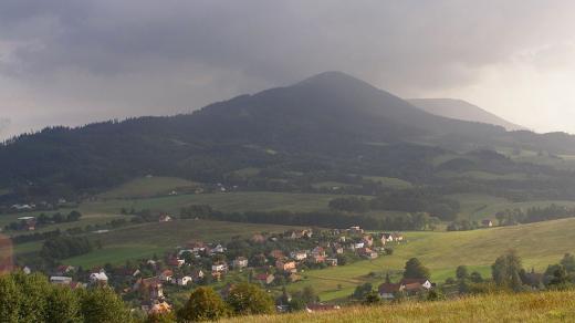 Vrch Ondřejník při pohledu z Metylovic