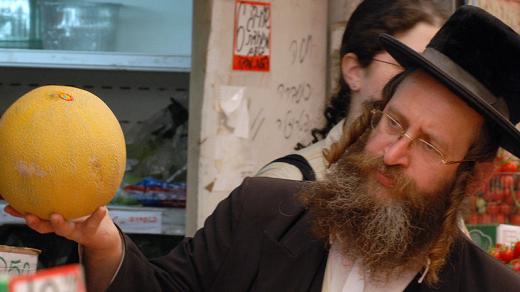 Chasidský Žid vybírá meloun