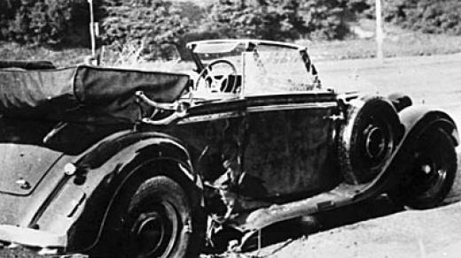 Zničený vůz po atentátu na Reinharda Heydricha