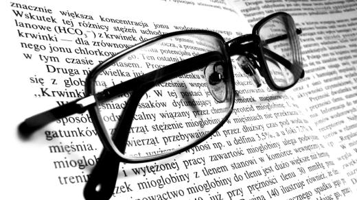 Kniha a brýle