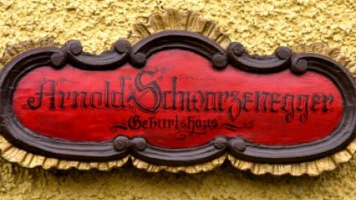 Vedle dveří Schwarzeneggerova rodného domu najdete samozřejmě cedulku s jeho jménem