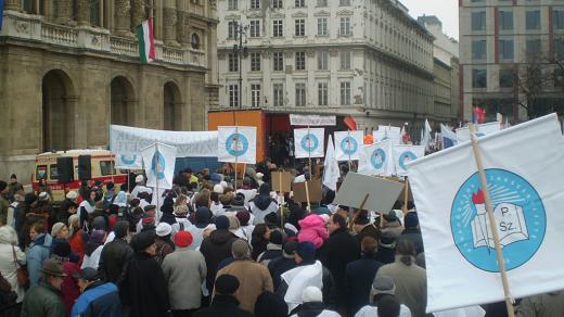 Protest odborů před budovou Maďarské akademie věd