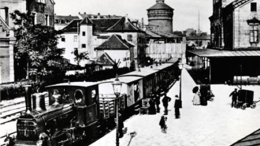 Norimberské nádraží na předměstí Plärrer na snímku pořízeném kolem roku 1900, v pozadí věž Spittlertor