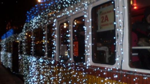 Vánoční Budapeští křižuje tramvaj, kterou zdobí na 40 tisíc žároviček