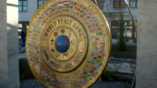 Gong světového míru symbolizuje bezproblémové soužití všech národů, ras a náboženství