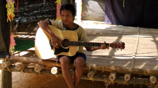 Barmským dětem v Thajsku připomínají domov i tradiční písně jejich kmene