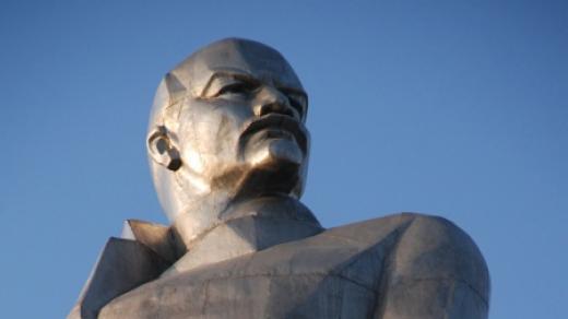 Profil V. I. Lenina shlíží na tádžické město Chudžent