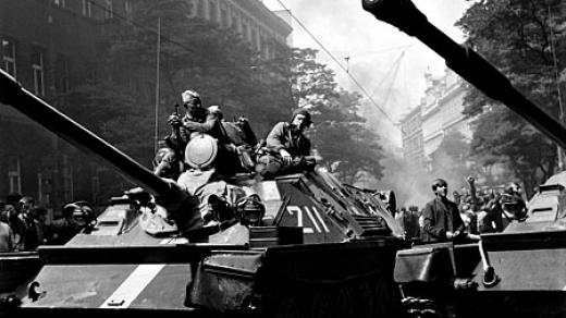 Sovětští vojáci při invazi do Československa v roce 1968